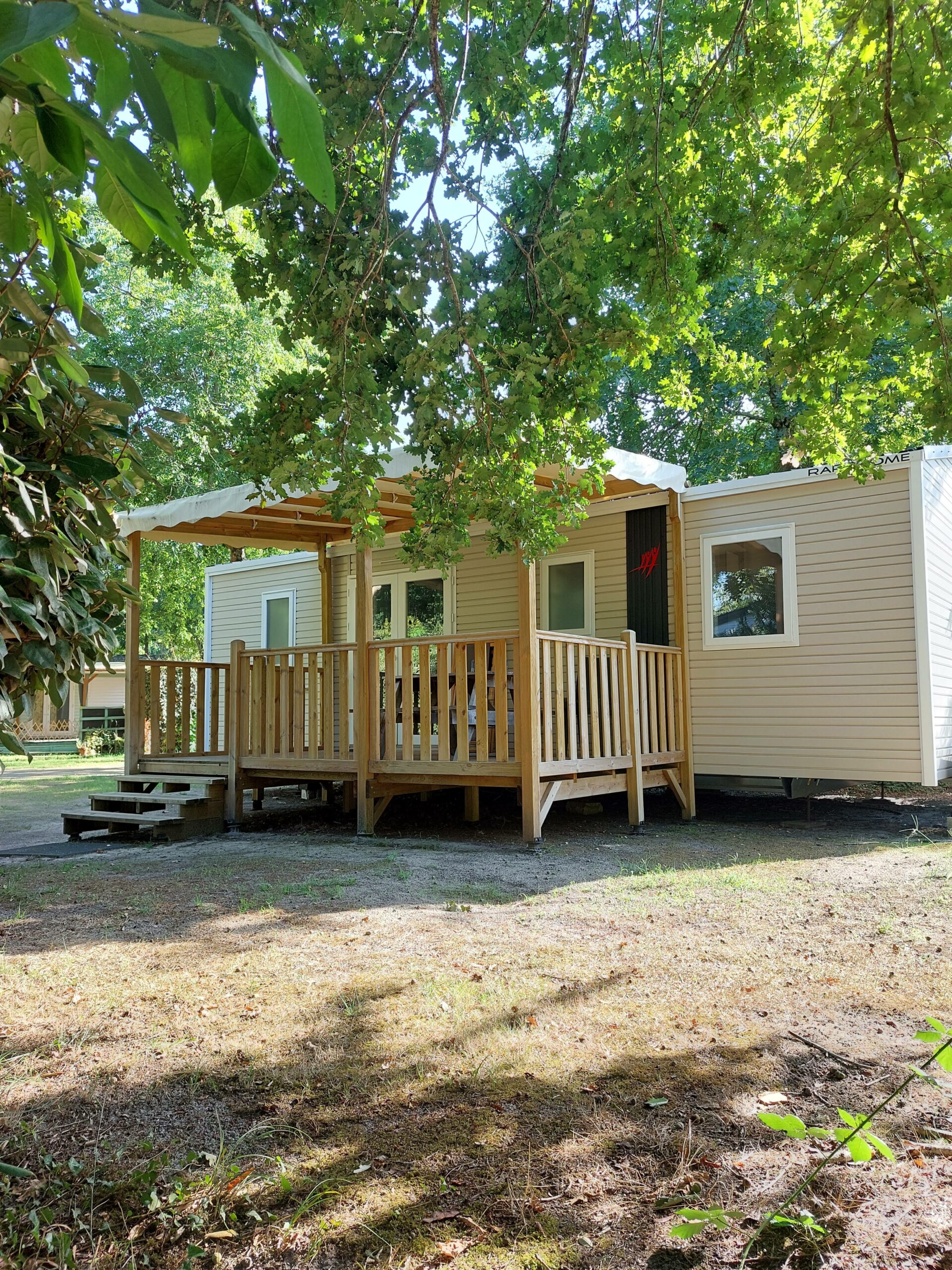 Mobil-home avec terrasse sur emplacement de camping ombragé